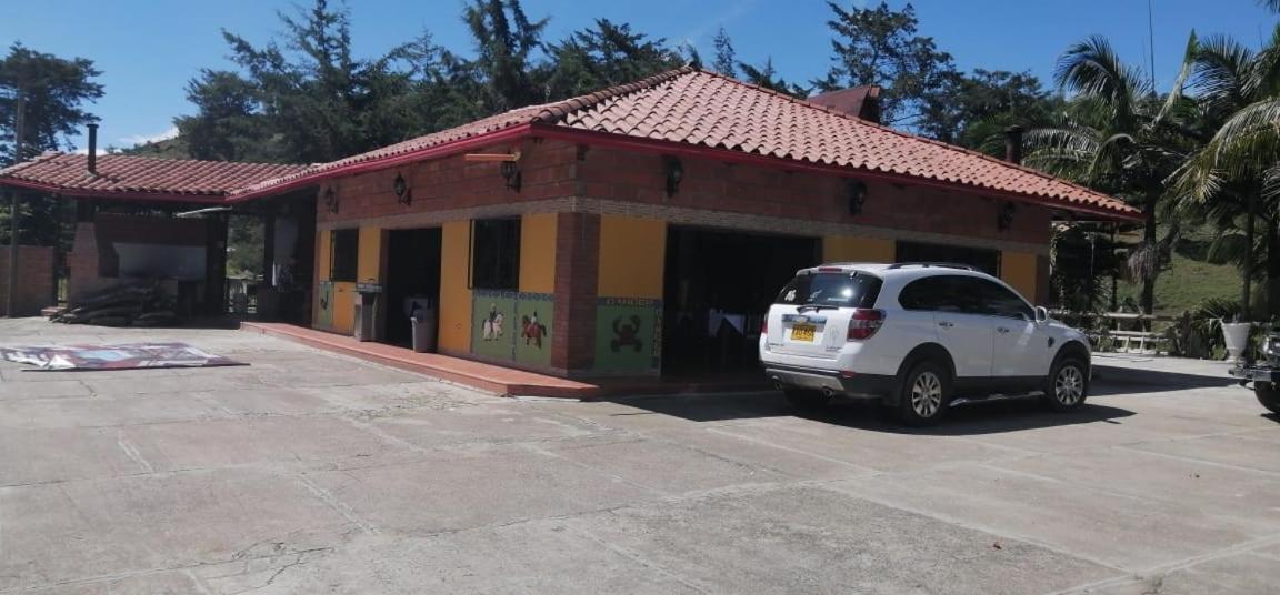 El Penol  Hotel El Potrillo מראה חיצוני תמונה