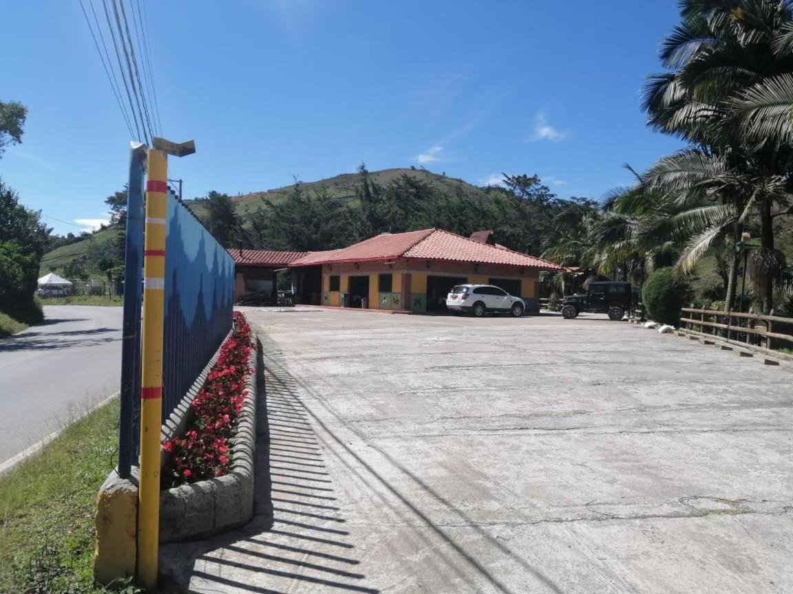 El Penol  Hotel El Potrillo מראה חיצוני תמונה