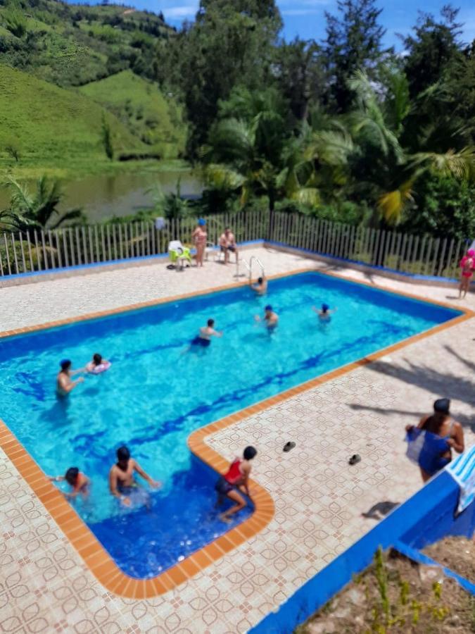 El Penol  Hotel El Potrillo מראה חיצוני תמונה